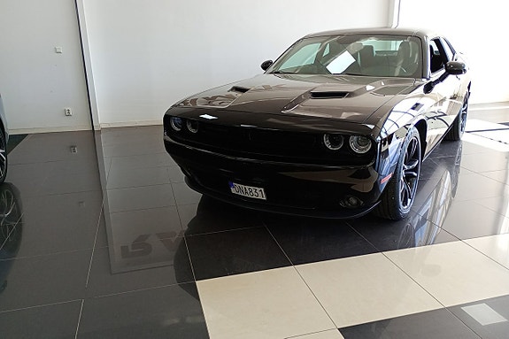 Dodge Challenger 2 of 12