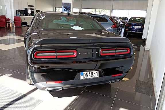 Dodge Challenger 4 of 12