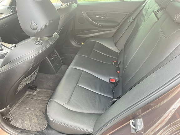 BMW 320d 11 of 16
