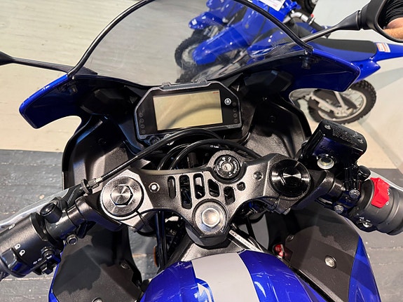 Yamaha R3 4 of 13
