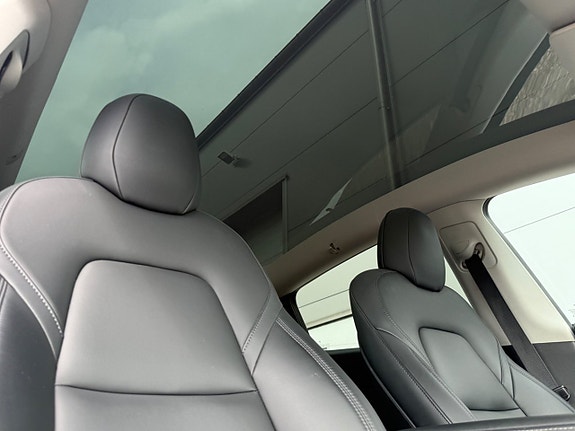 Tesla Model Y 9 of 14
