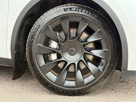 Tesla Model Y 13 of 14