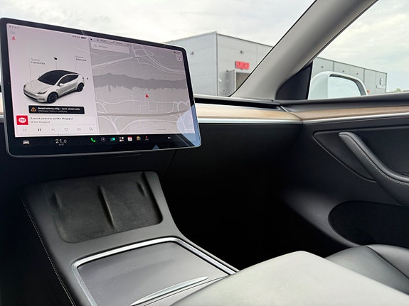 Tesla Model Y 7 of 14