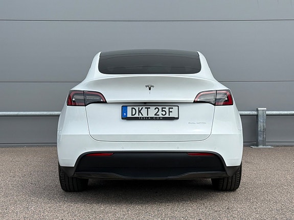 Tesla Model Y 5 of 14
