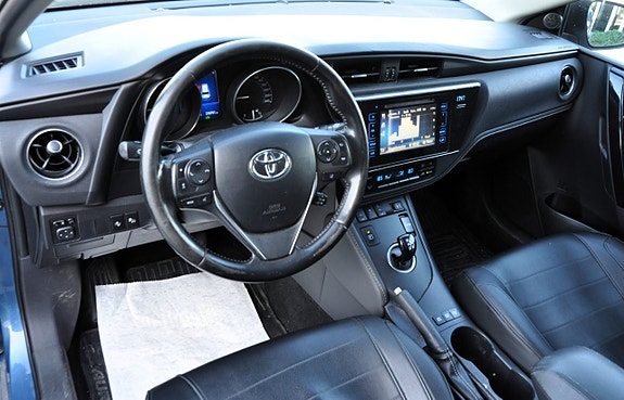 Toyota Auris 7 of 12