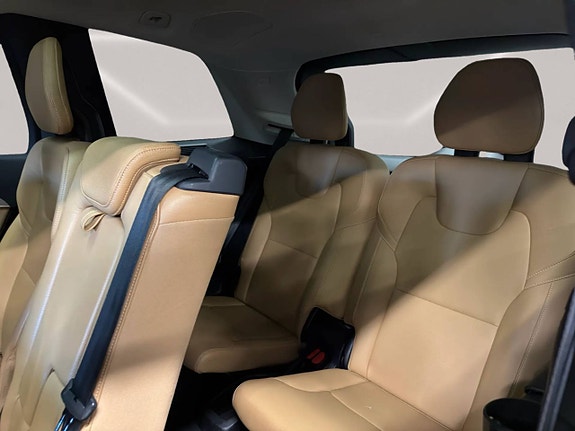 Volvo XC90 16 of 30