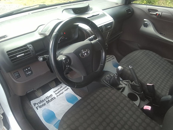 Toyota IQ 4 of 6