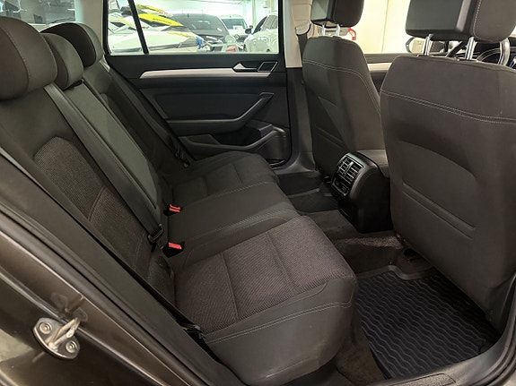 Volkswagen Passat 11 of 12