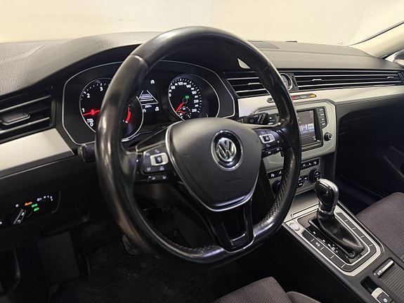 Volkswagen Passat 8 of 12