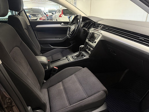 Volkswagen Passat 10 of 12