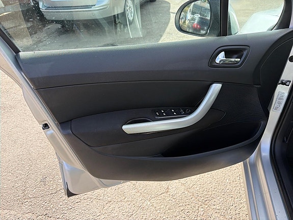 Peugeot 308 SW 23 of 23