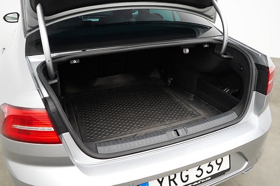 Volkswagen Passat 19 of 24