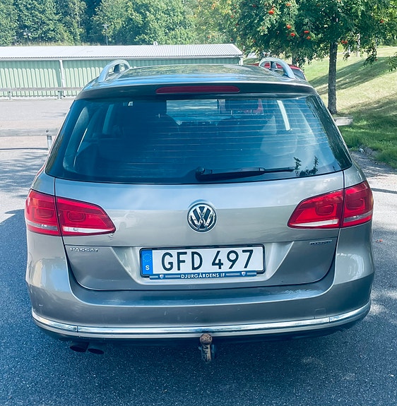 Volkswagen Passat 4 of 14