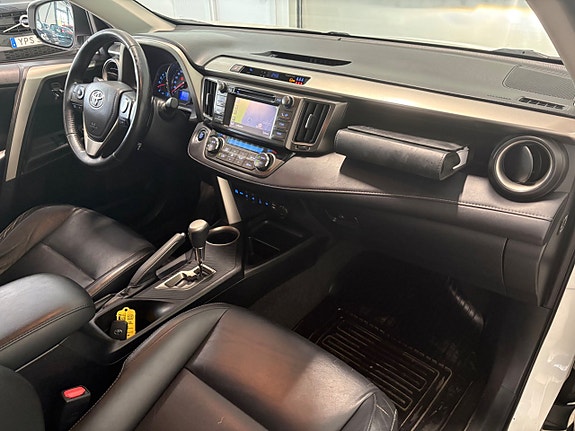 Toyota RAV4 12 of 23