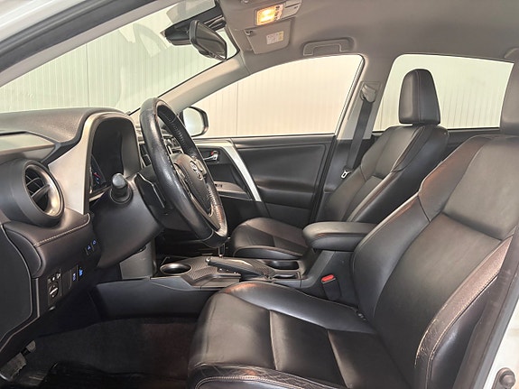Toyota RAV4 8 of 23