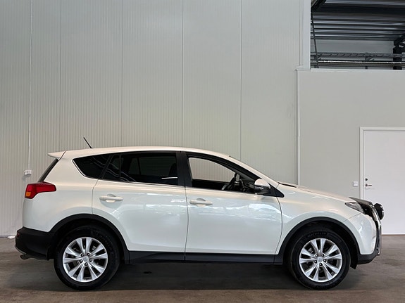 Toyota RAV4 2 of 23