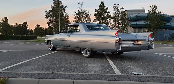 Cadillac Diville 2 of 13