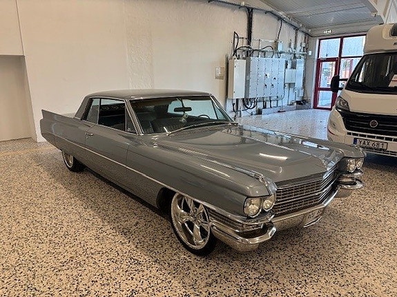 Cadillac Diville 4 of 13