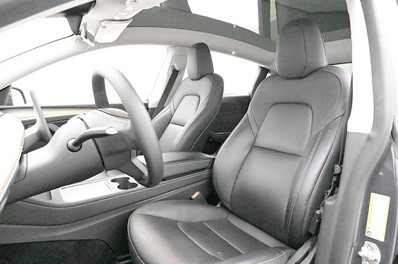 Tesla Model Y 9 of 27