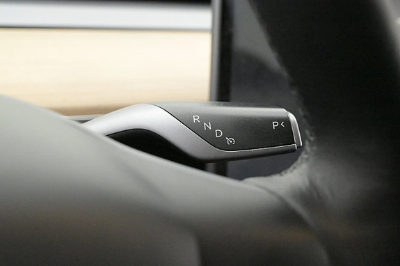 Tesla Model Y 8 of 27