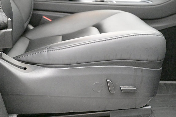 Tesla Model Y 13 of 27