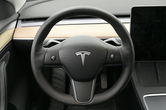 Tesla Model Y 7 of 27
