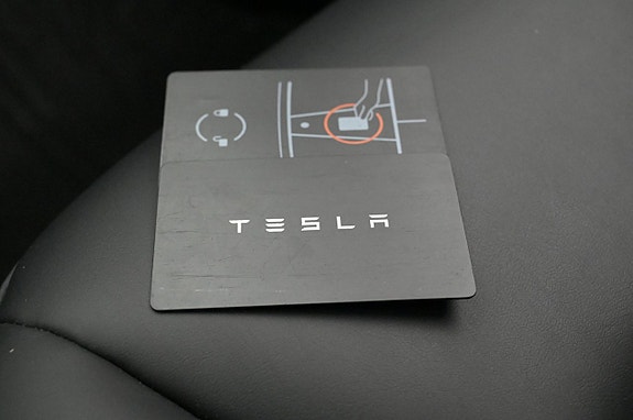 Tesla Model Y 24 of 27