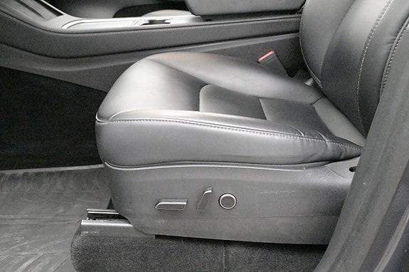 Tesla Model Y 11 of 27