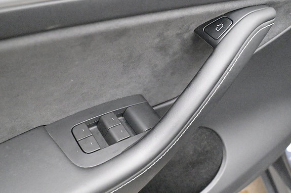 Tesla Model Y 10 of 27