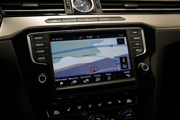 Volkswagen Passat 18 of 25