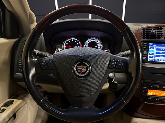 Cadillac SRX 20 of 28