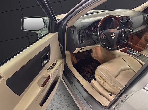 Cadillac SRX 14 of 28