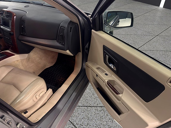 Cadillac SRX 15 of 28