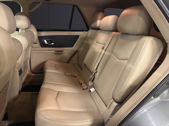Cadillac SRX 18 of 28