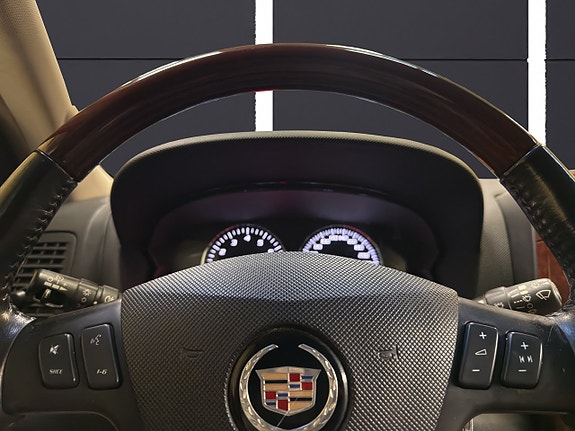 Cadillac SRX 21 of 28