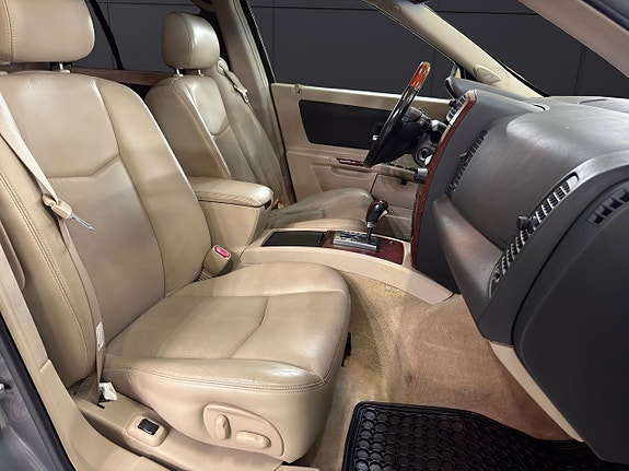 Cadillac SRX 17 of 28
