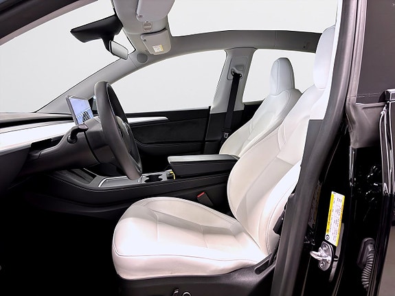 Tesla Model Y 8 of 18