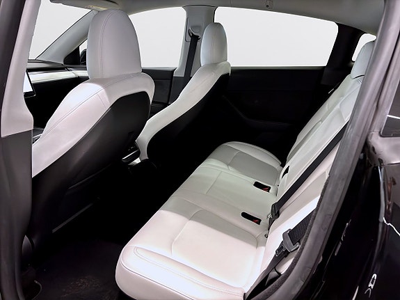 Tesla Model Y 10 of 18