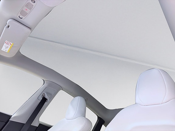 Tesla Model Y 14 of 18