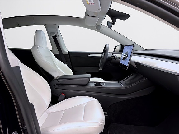 Tesla Model Y 12 of 18