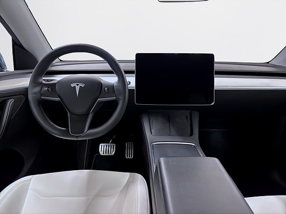 Tesla Model Y 11 of 18