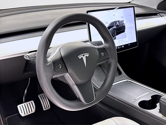 Tesla Model Y 9 of 18
