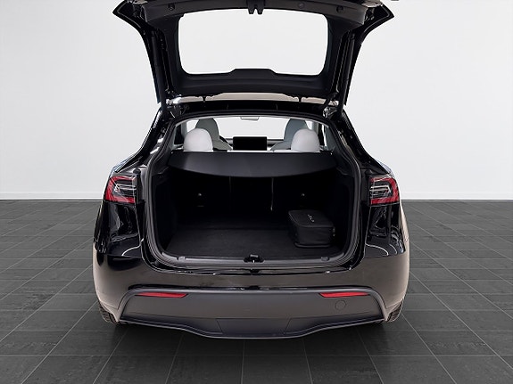 Tesla Model Y 13 of 18