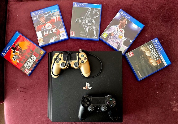 Sony Playstation 4 med 2 controller + 5 spel