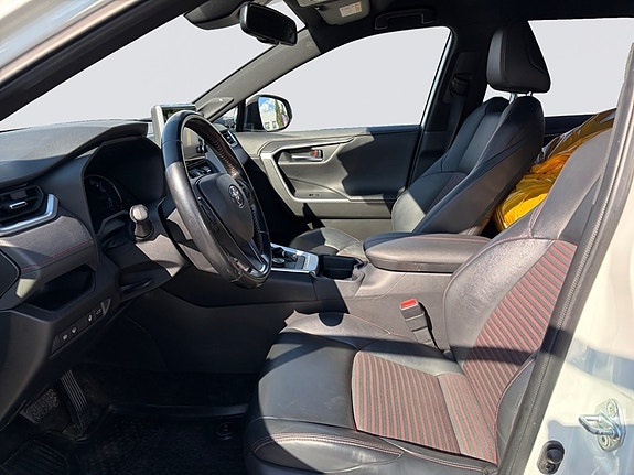 Toyota RAV4 8 of 19