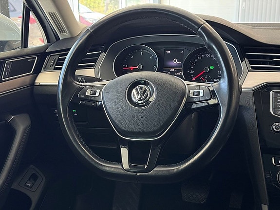 Volkswagen Passat 11 of 25