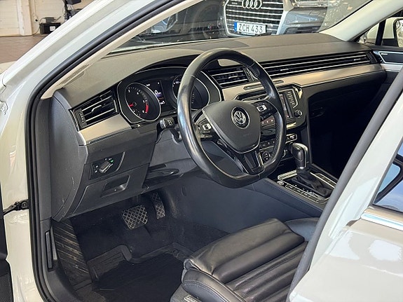 Volkswagen Passat 9 of 25