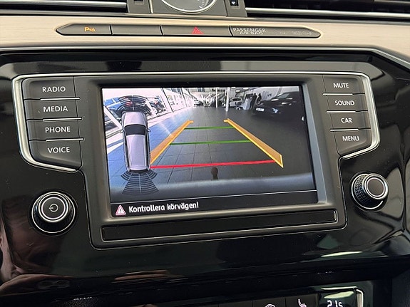 Volkswagen Passat 18 of 25