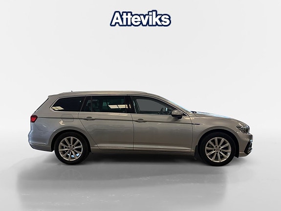 Volkswagen Passat 2 of 19
