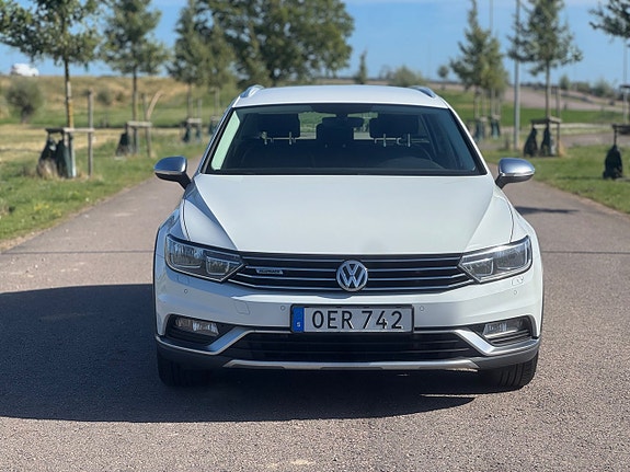 Volkswagen Passat Alltrack 2 of 12